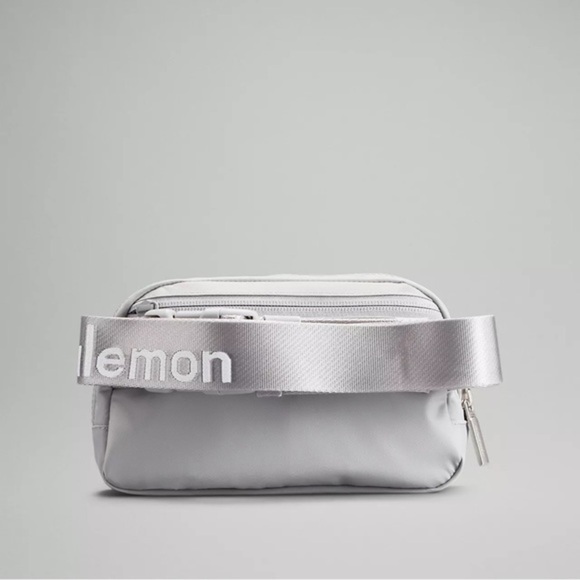 Silver Drop/White Everywhere Belt Bag Lululemon - Picture 4 of 5